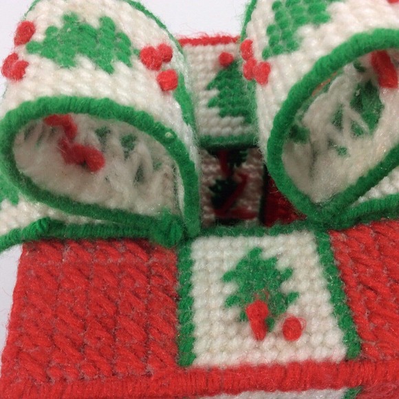 Vintage Plastic Canvas Christmas Gift Tissue Box Cover Holder - Picture 6 of 8